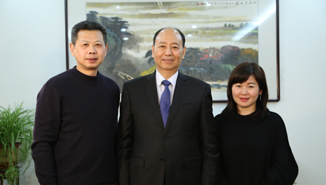 圖為風(fēng)帆有限責(zé)任公司董事長(zhǎng)、黨委書(shū)記劉寶生與《新能源1+1》節(jié)目制作團(tuán)隊(duì)合影