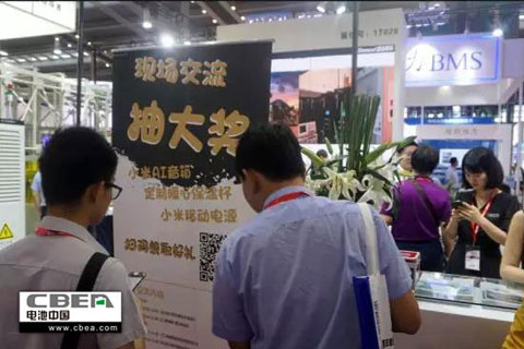 CIBF2018觀(guān)眾在展臺(tái)前掃碼抽獎(jiǎng)
